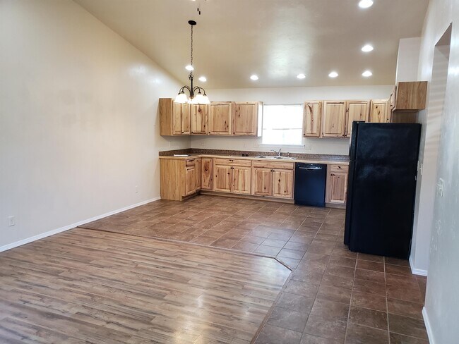 Building Photo - 385 Mountain View Dr