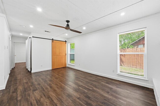 Foto del edificio - 5104 Spruce Cove