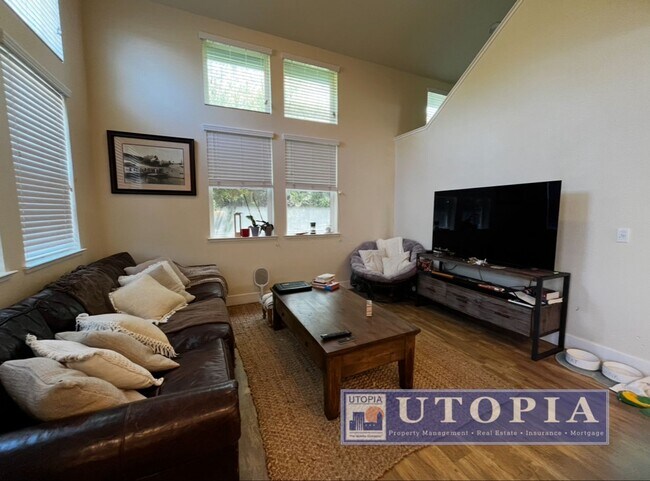 Building Photo - Spacious and Modern 3-bedroom, 3.5 bathroo...