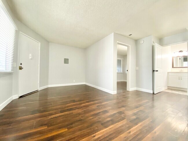 Building Photo - 833 N Normandie Ave