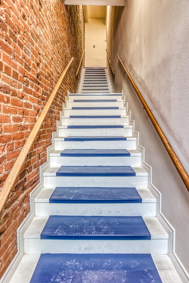 Building Photo - 112 E Alamo St