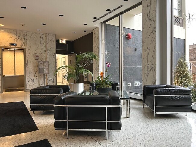 Foto del edificio - 1460 N Sandburg Terrace