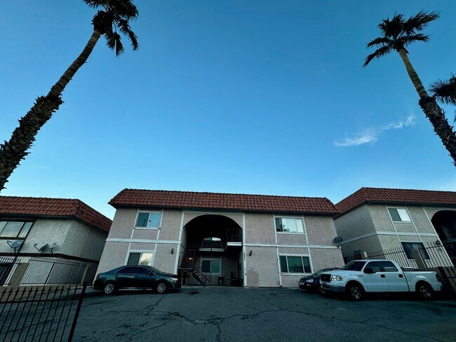 Foto del edificio - 3 BEDROOM 2 BATH, UPSTAIRS UNIT, NO CAPRET...