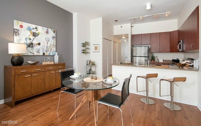 Building Photo - 1 br, 1.5 bath Condo - 720 S Clark St # 2111