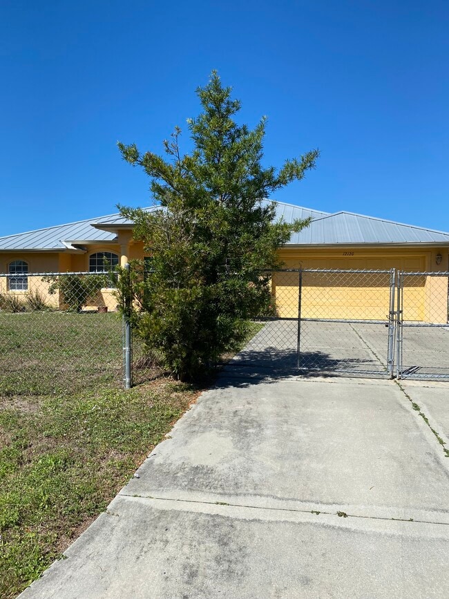 Foto del edificio - 12120 Granada Dr