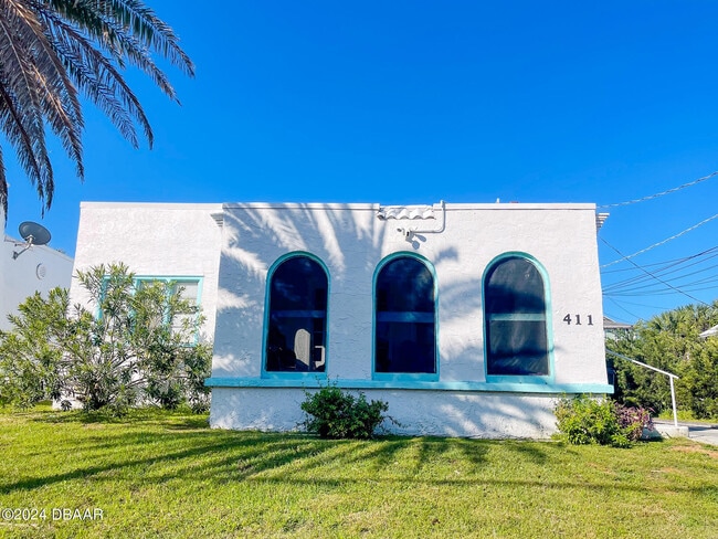 Building Photo - 411 N Oleander Ave