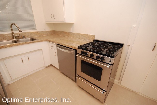 Building Photo - 853 N Formosa Ave