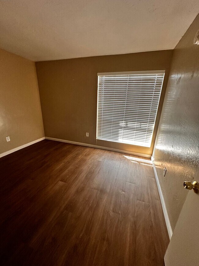 Foto del edificio - 2 bedroom 1 Bath Upstairs Apartment for Rent