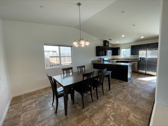 Foto del edificio - 3 Bed 2 Bath South Bakersfield Home