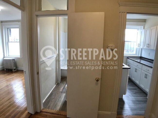 Building Photo - bedroom in Boston MA 02215