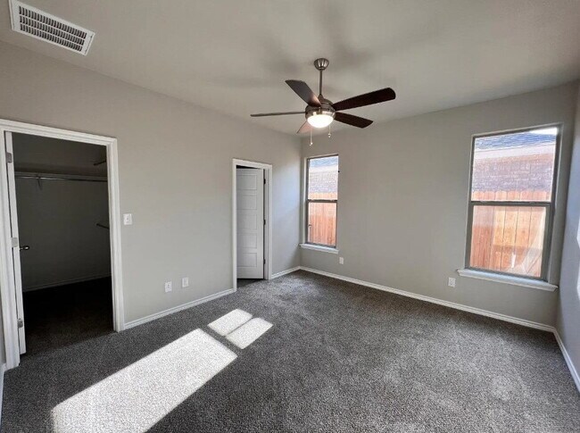 Building Photo - Modern Luxurious Flair Home In Burgamy Park!