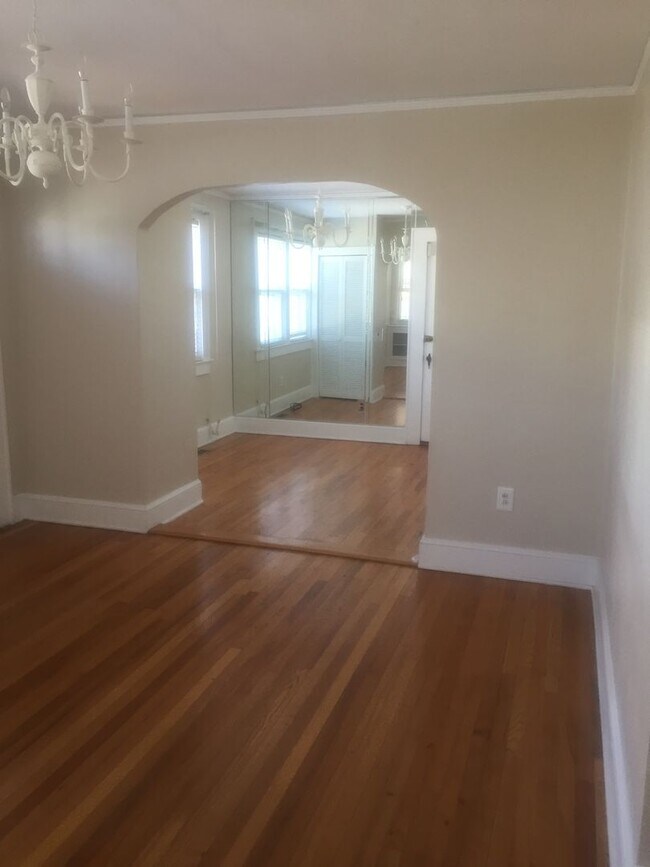 Building Photo - 5 Bedroom 3.5 Bath Brick home in Downtown ...