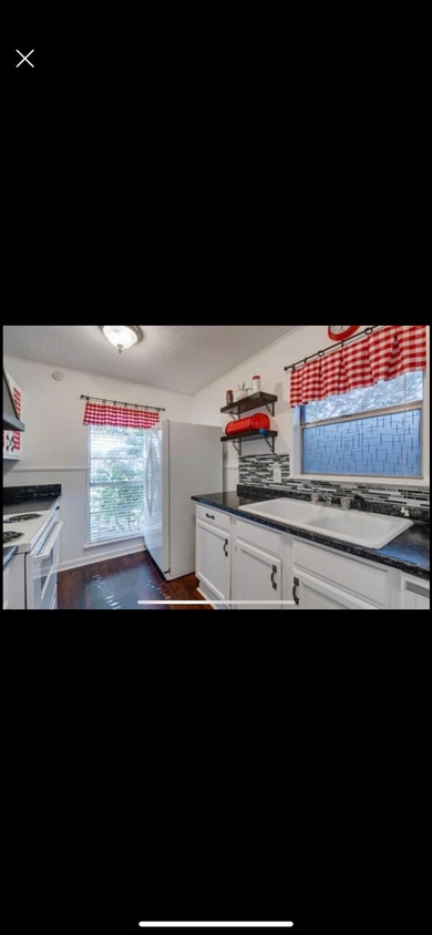 Primary Photo - 3213 Kenwood Dr