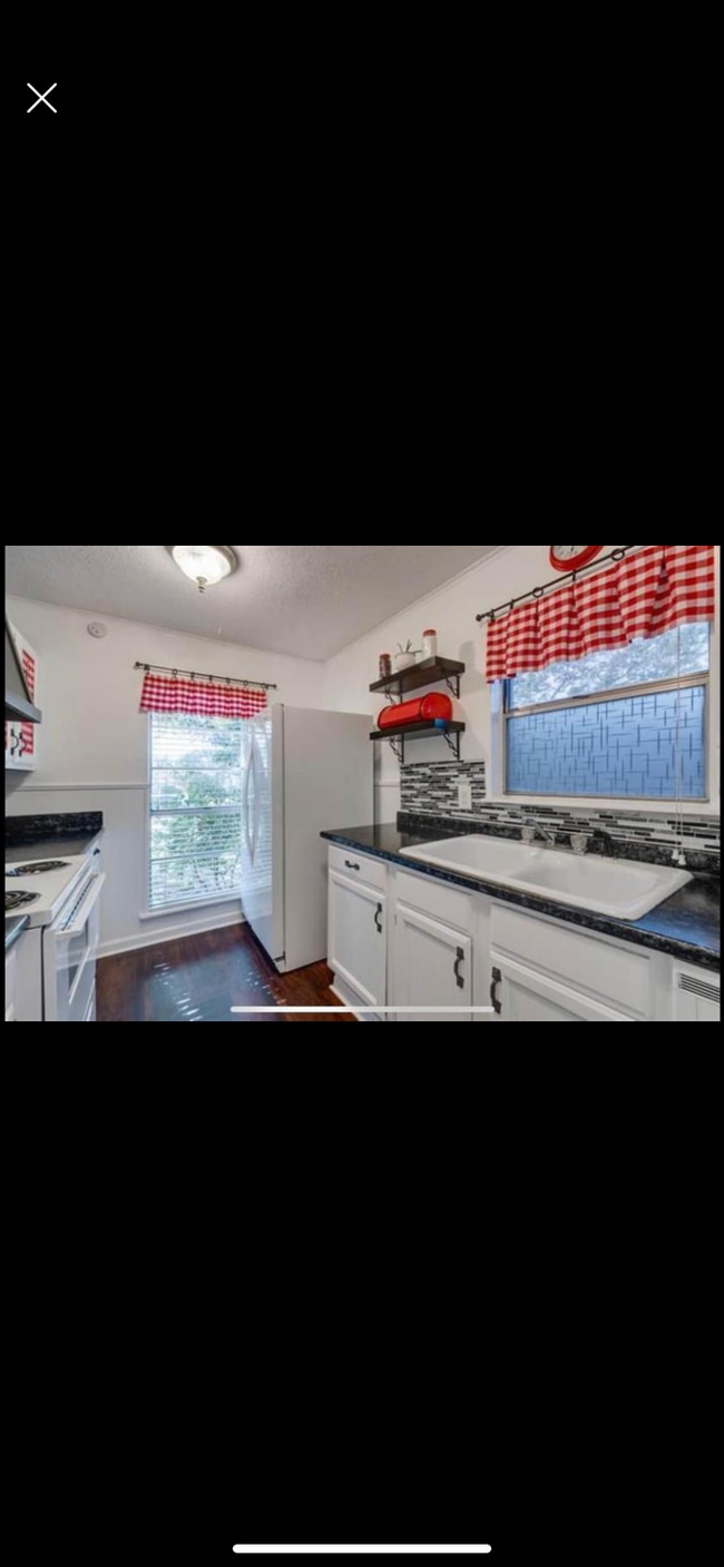 Building Photo - 3213 Kenwood Dr
