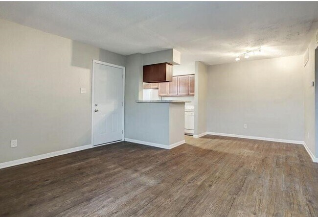 Foto del edificio - 9550 Deering Dr