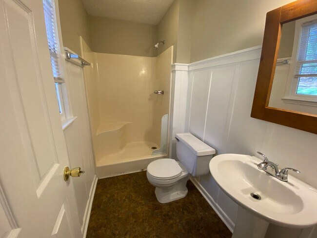 Building Photo - PRE-LEASE FOR AUGUST 1st! Cozy 3 bedroom 2...
