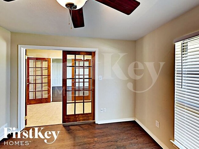 Foto del edificio - 7701 Skylake Dr