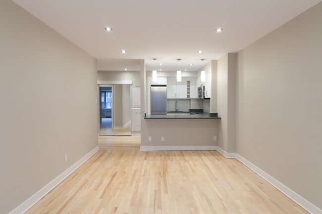 Building Photo - 3495 Rue de la Montagne