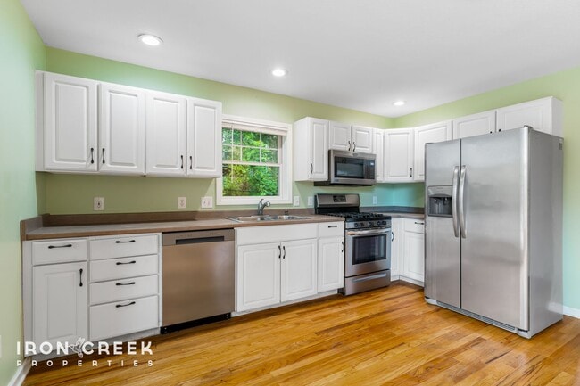 Building Photo - Charming Three-Bedroom Home with Solar Pow...