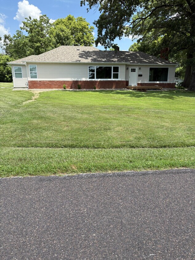 Primary Photo - 2211 E Walnut St