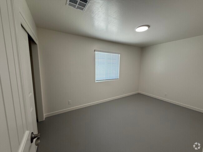 Building Photo - 1133 W Mariposa Ave