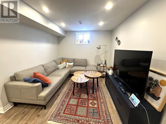 Photo du bâtiment - 32 Amberview Dr