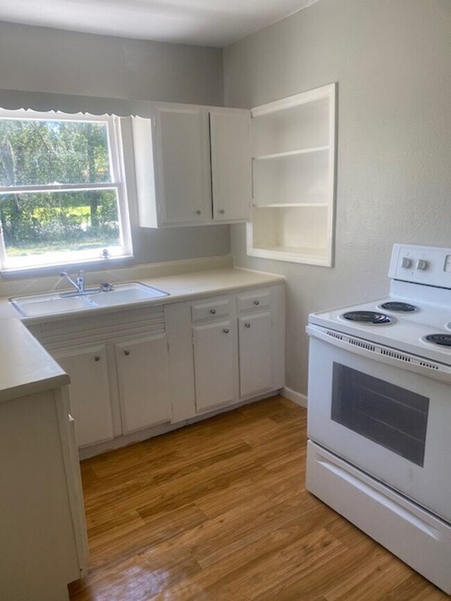 Foto del edificio - 3 Bed 1 Bath Home With Huge Fenced Yard Pe...