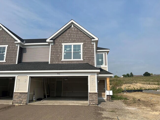 Foto del edificio - 446 Murray Hl Wy