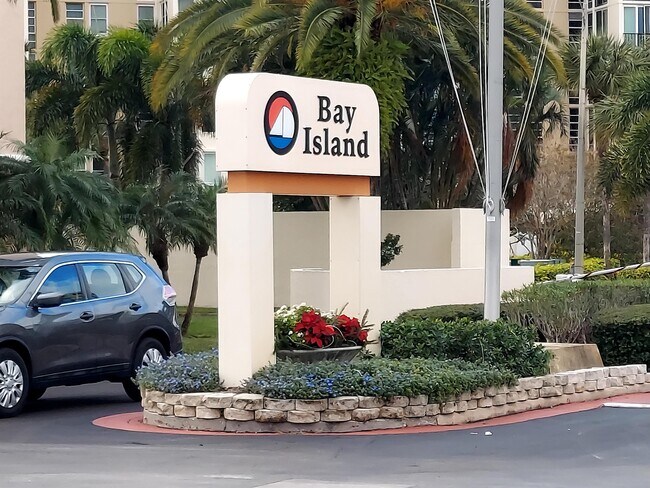 Foto del edificio - 7645 Sun Island Dr S
