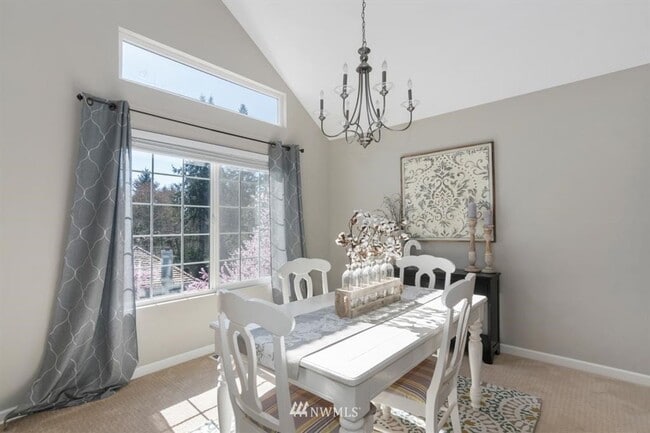 Building Photo - 3 Bedroom 2.5 Bath Hilltop Home w/Beautifu...