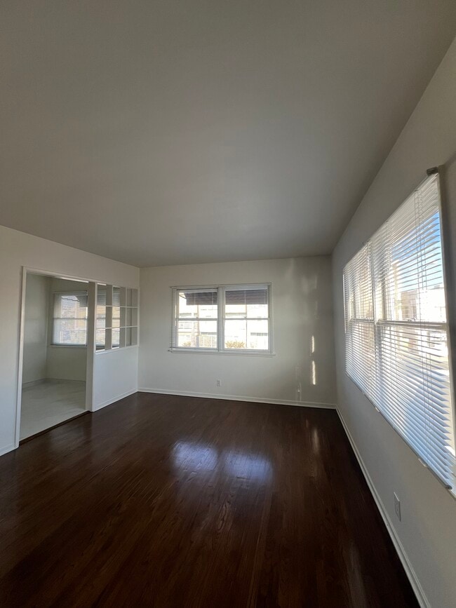 Building Photo - 2612 Santa Monica Blvd