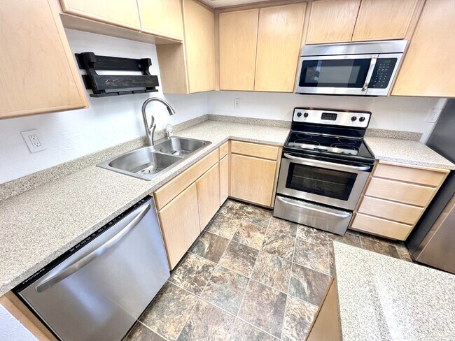 Foto del edificio - Beautiful Townhome For Rent in the Tranquil Chambers Bay