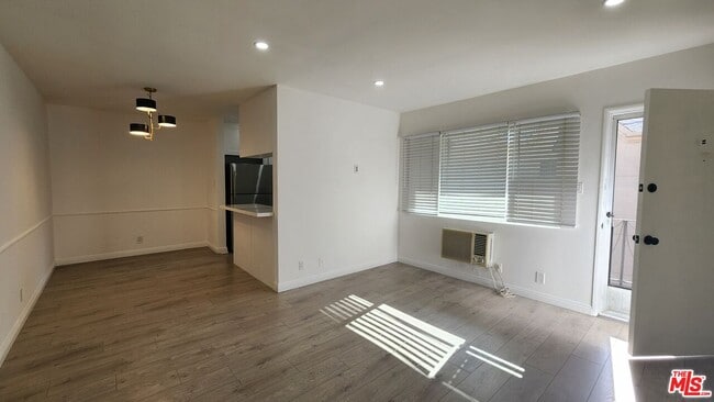 Building Photo - 12942 Moorpark St