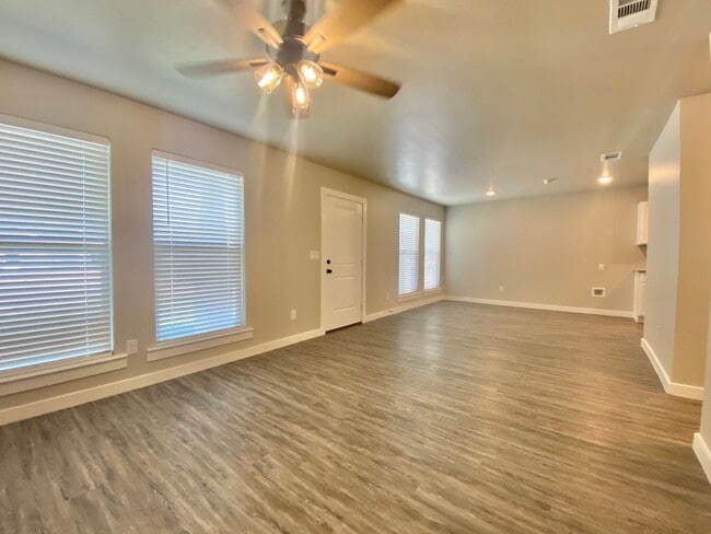 Foto del edificio - Available for PRE-LEASE around May 8th