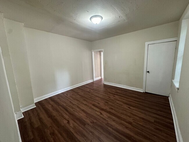 Foto del edificio - NEWLY UPDATED 4 BED 1 BATH HOME FOR RENT.