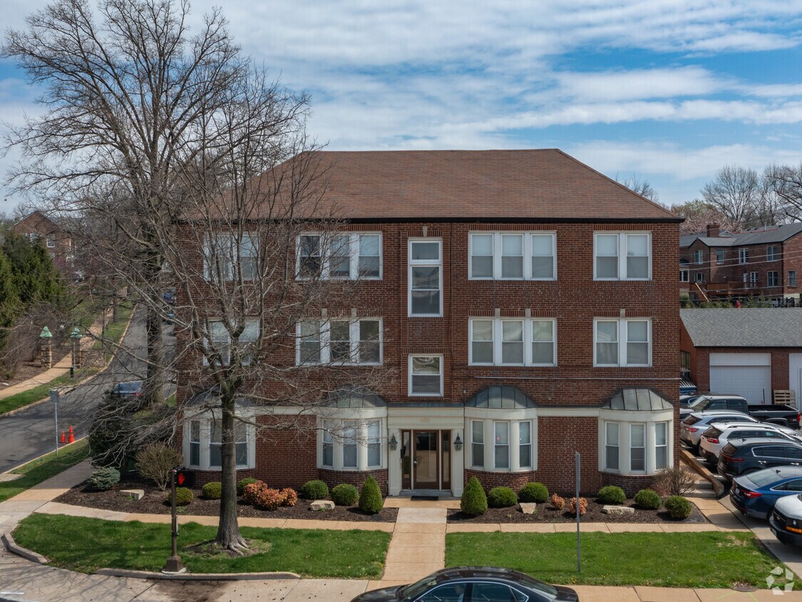 Building Photo - 402 S Brentwood Blvd