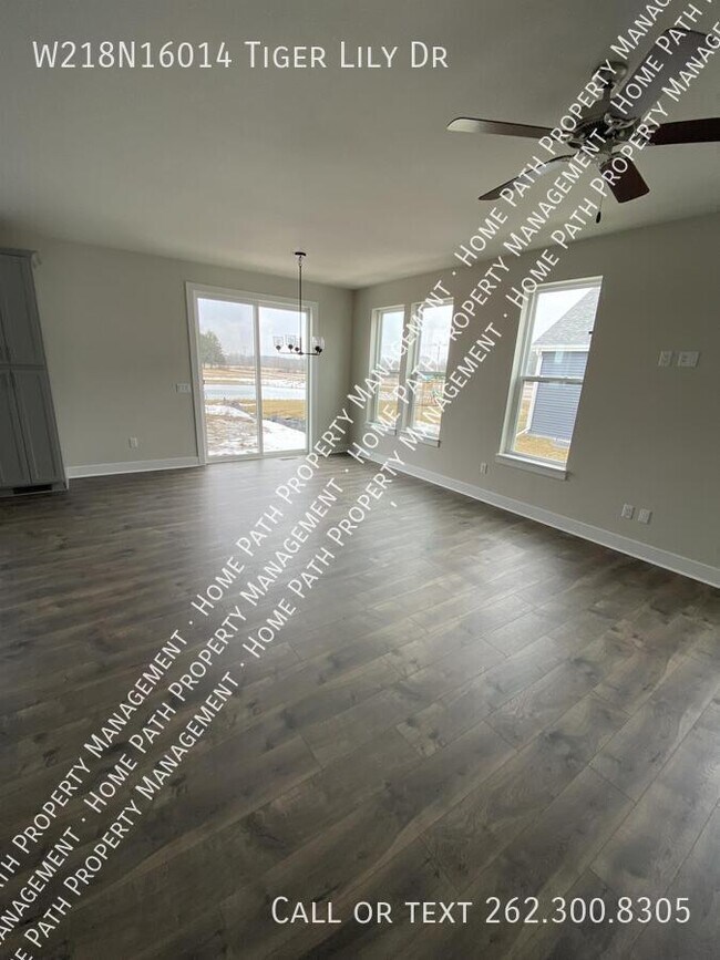 Foto del edificio - W218N16014 Tiger Lily Dr