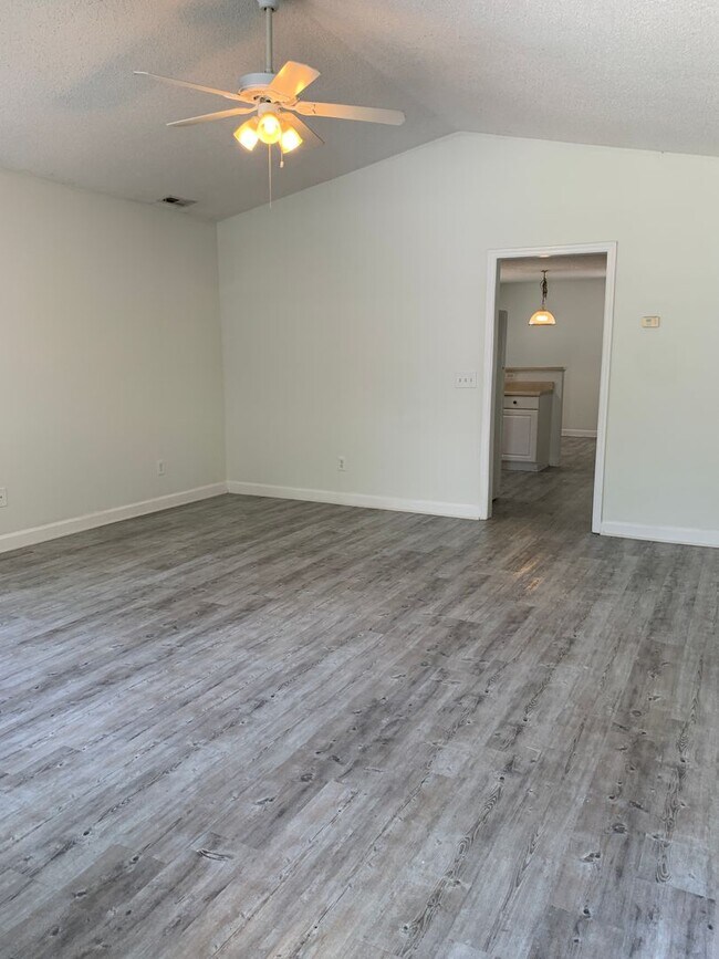 Building Photo - 3 Bedroom 2 Bath House Close to WB (Hillsd...