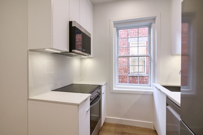 Building Photo - 2060 Rue du Fort