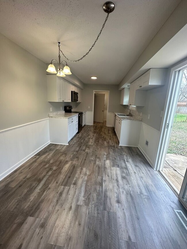 Foto del edificio - Updated 3BR Gem with HUGE Fenced Yard