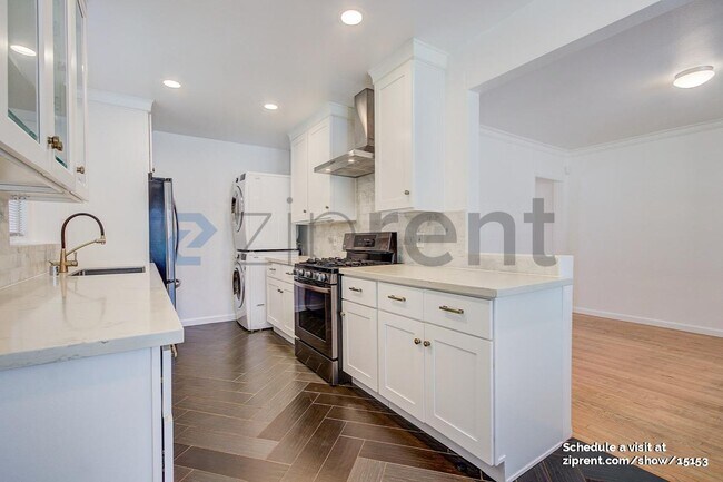 Building Photo - 9116 S Van Ness Ave