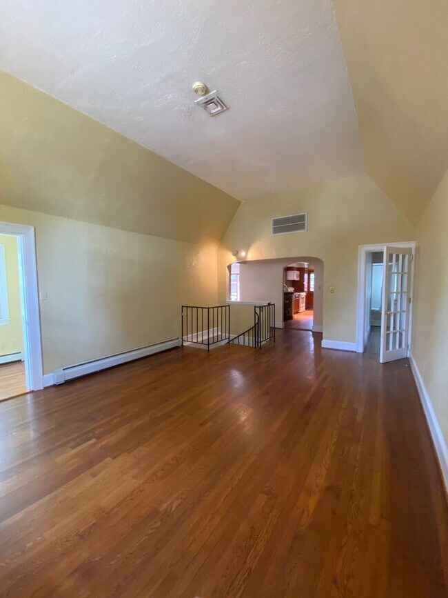 Foto del edificio - Charming French-Style Home in Sought-After...