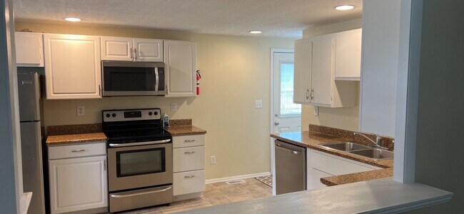 Foto del edificio - 3 bedroom house 5 person occupancy Availab...