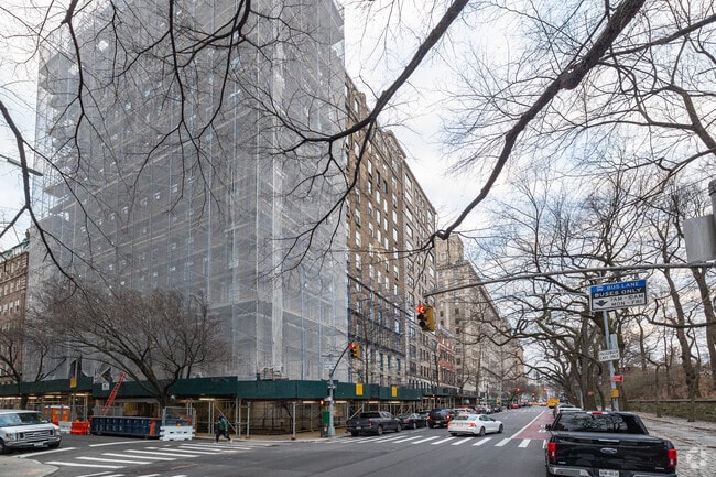 Building Photo - 1136 5th Ave