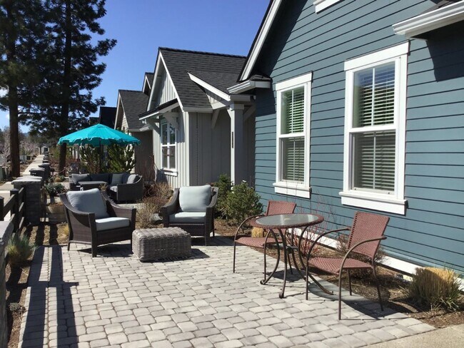 Foto del edificio - FOR RENT - Furnished 3 bed, 2 bath NorthWest Crossing Modern Townhome