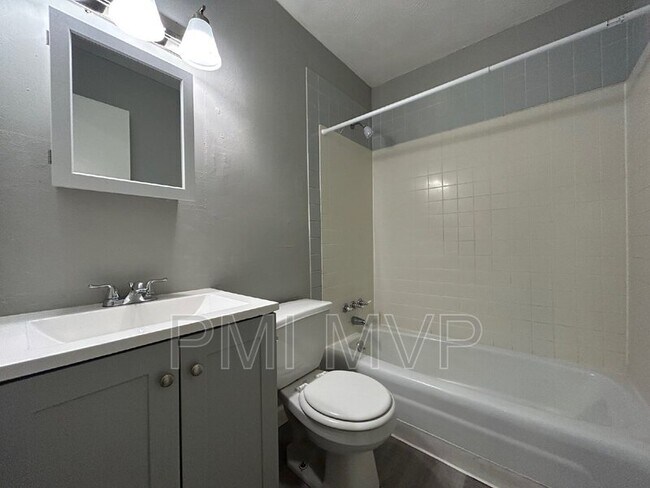 Foto del edificio - 3029 Rotunda Ct N