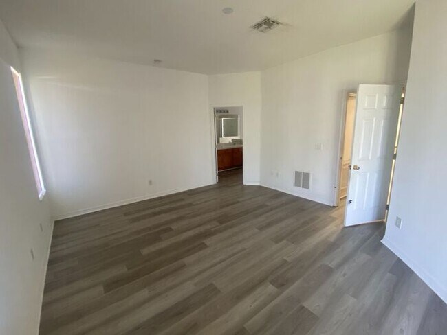 Building Photo - 1239 Dunbrooke St