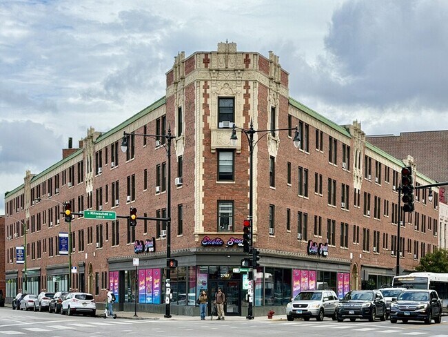 Building Photo - 3335 W Diversey Ave