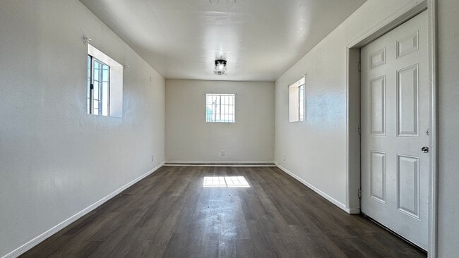 Building Photo - MiracleMile1468