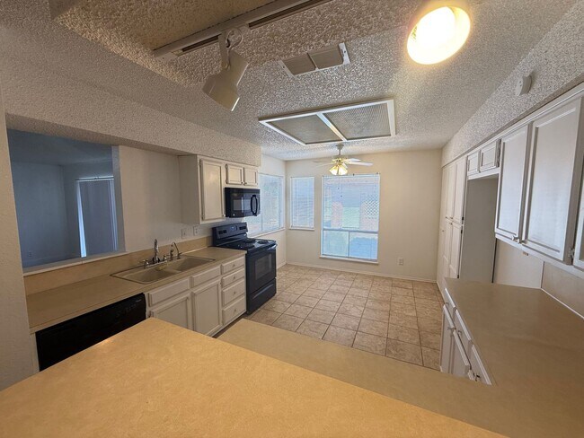 Foto del edificio - Garden Home on the Eastside.